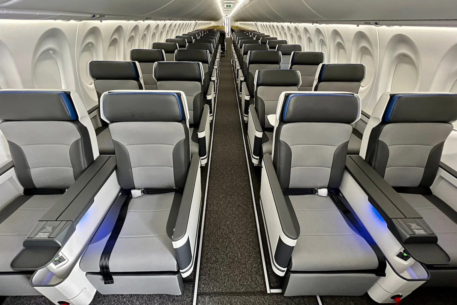 Breeze-Airways-Airbus-A220-Cabin