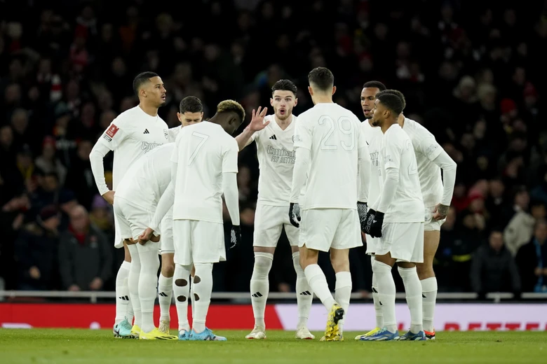 arsenal-wore-an-all-white-kit