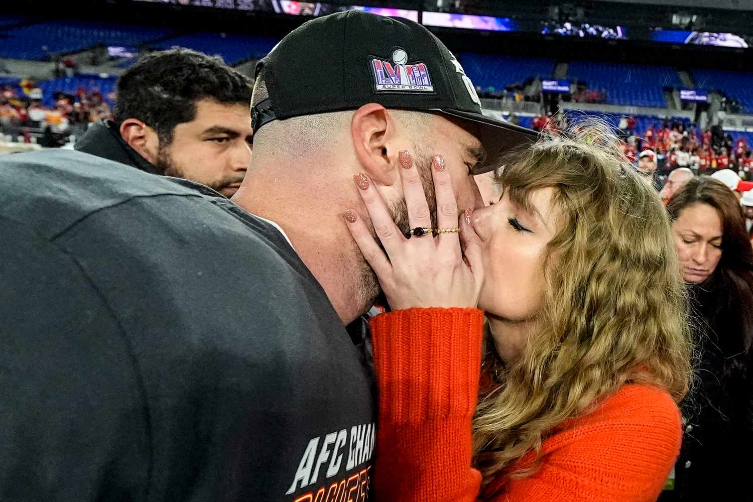 taylor-swift-travis-kelce-kiss